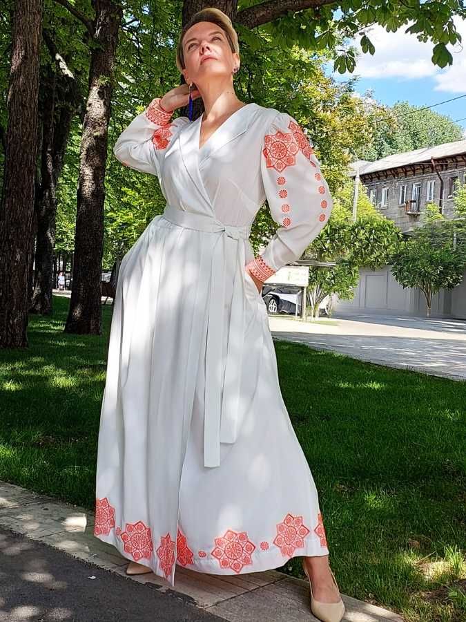 Rochie albă cu motive ethno