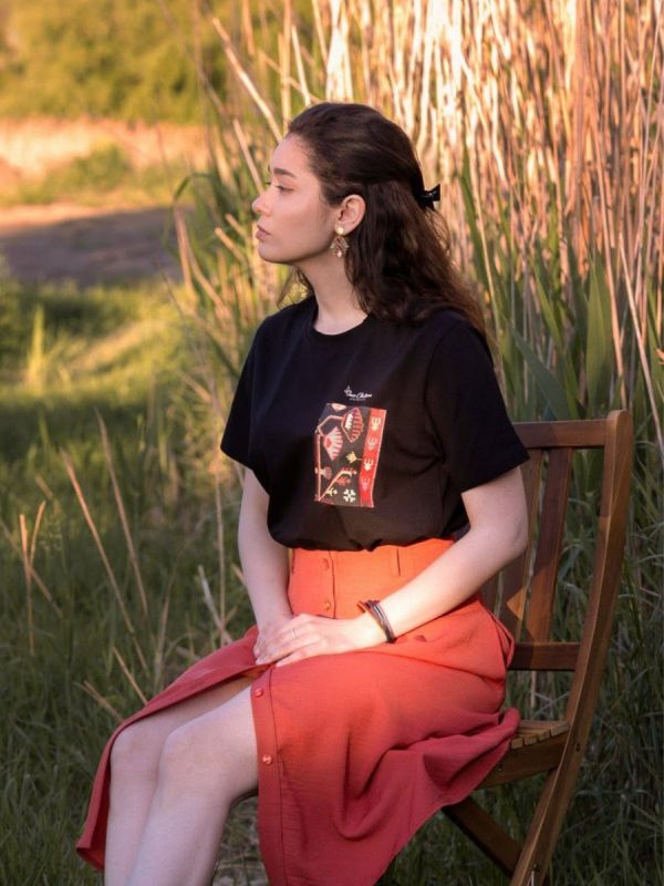 Tricou Ina Chitaru covor negru